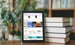 anh ấy bước ra từ ánh lửa
